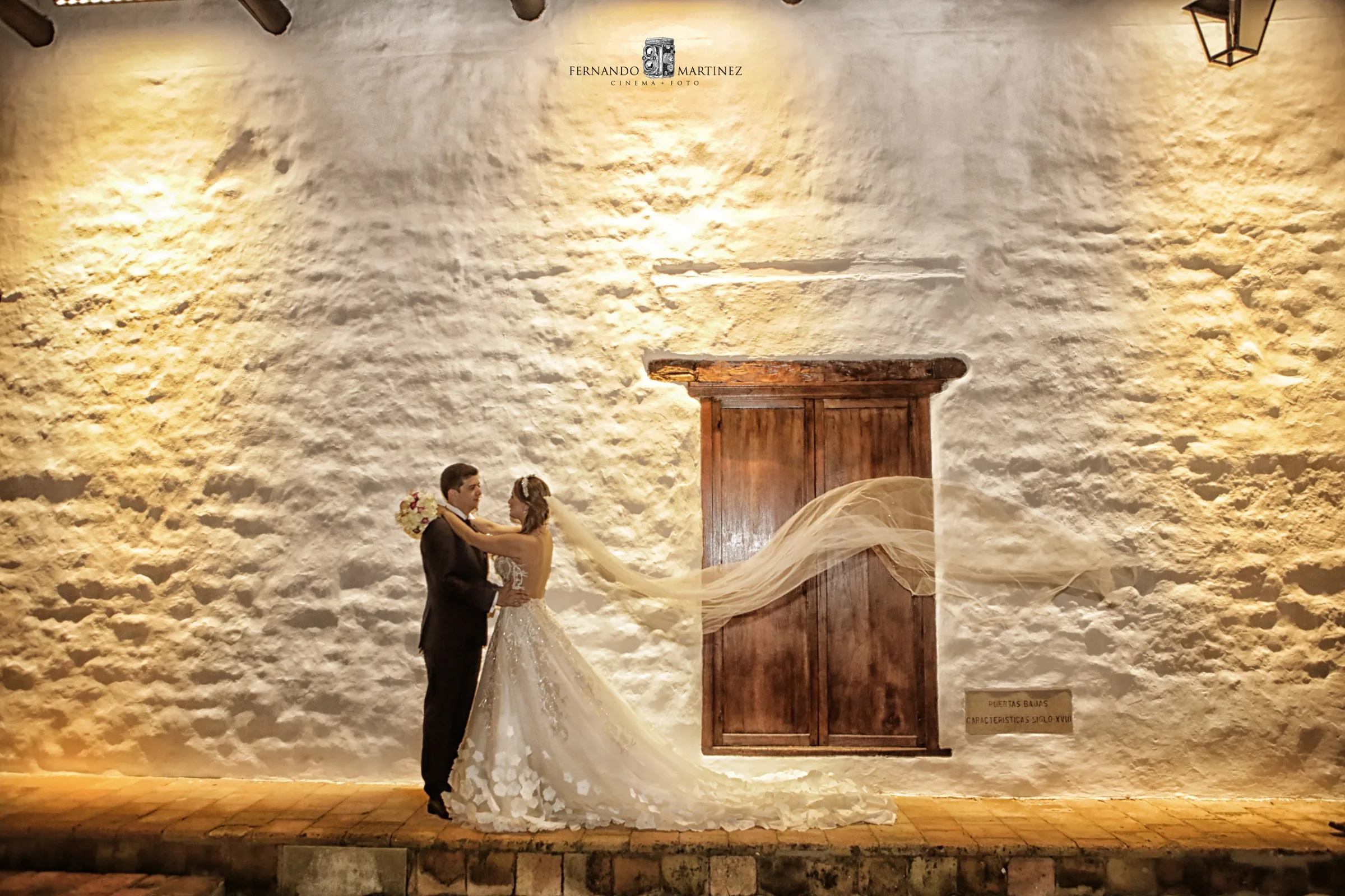 Novios en hacienda colonial al atardecer