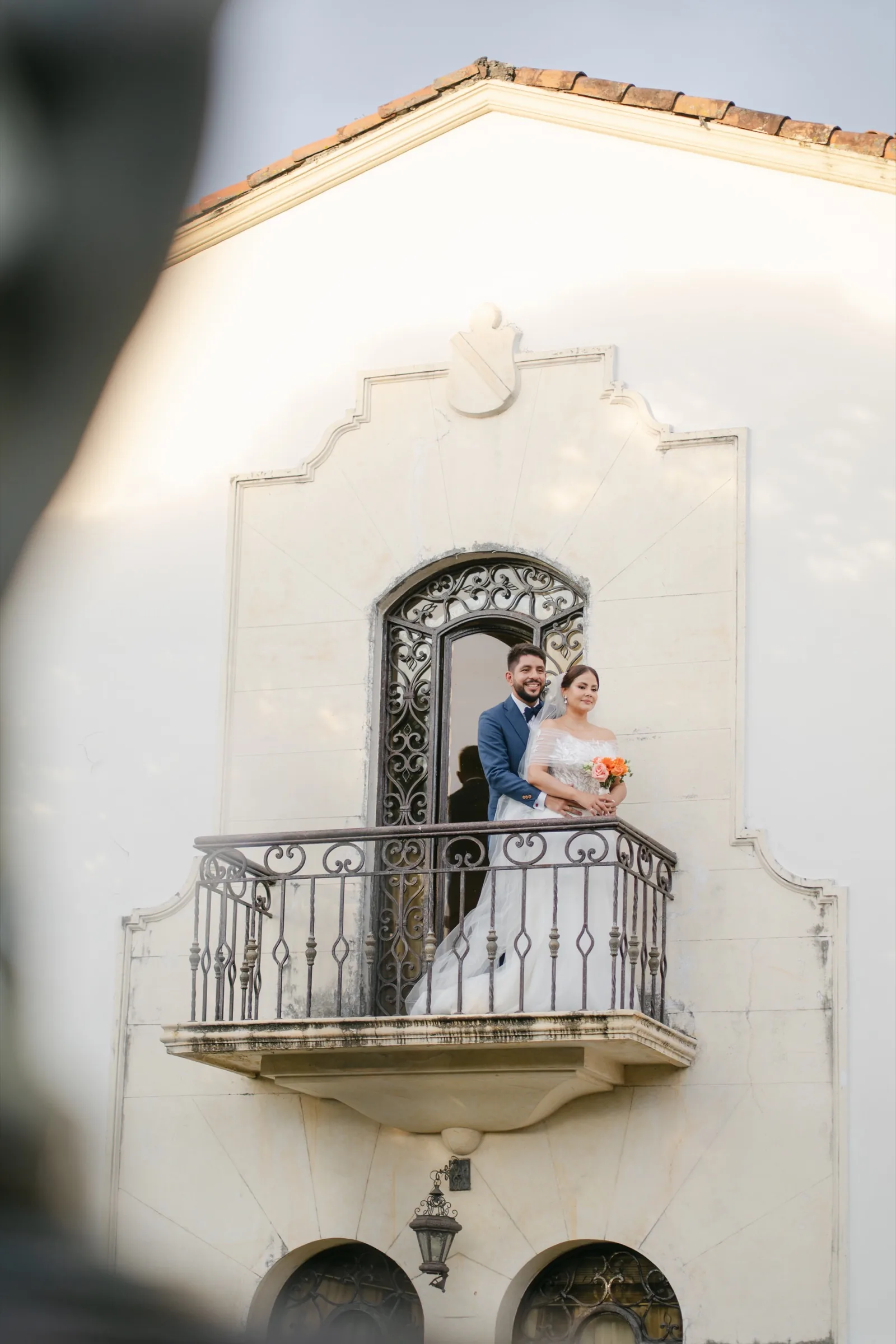 Novios en balcón de hacienda colonial