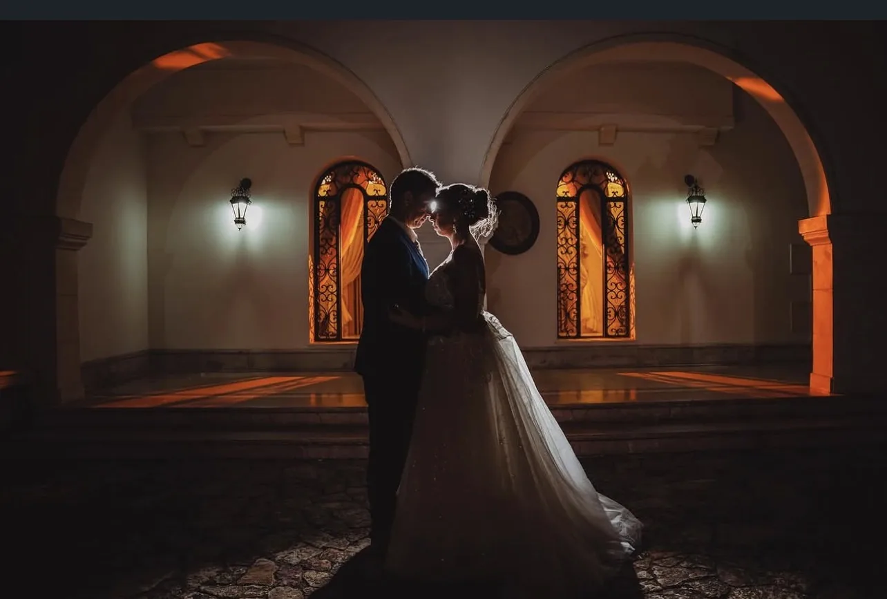 Pareja de novios en hacienda colonial por la noche